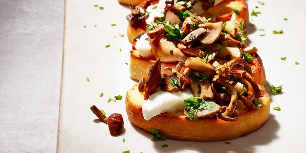 Bruschetta met paddenstoelen en mozzarella