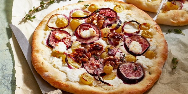 Pizza bianca met druiven, vijgen, geitenkaas en walnoten