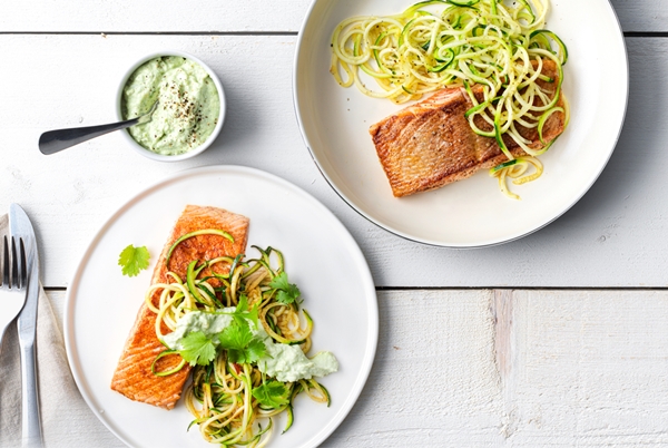 courgetti met avocado en zalm