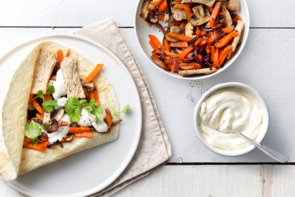 wrap met seizoensgroenten en varkensvlees