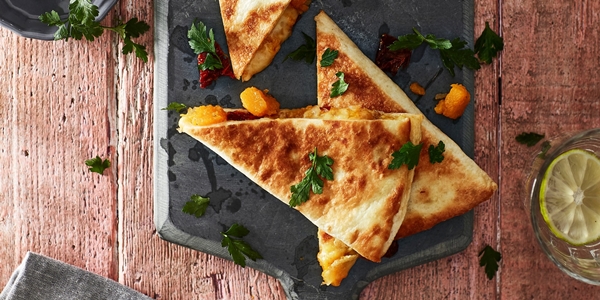 gegratineerde enchilladas met peulvruchten