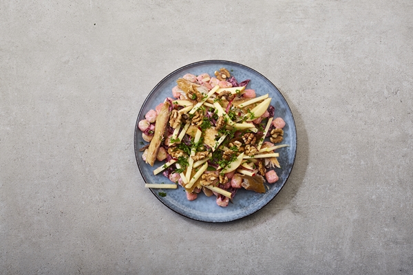 maaltijdsalade van krieltjes, rode biet en makreel