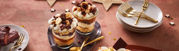 trifle met brownie pinda banaan en karamelsaus