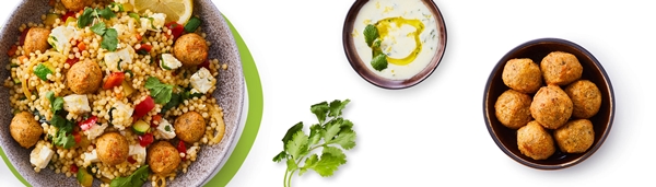 Couscoussalade met roerbakgroente, falafel, feta en dressing van yoghurt citroen en munt