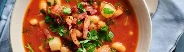 stevige maaltijdsoep met koolraap en worst