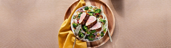 noedelsalade met varkenshaas en broccoli