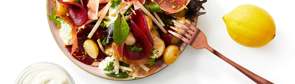 maaltijdsalade van rode biet met krieltjes en rauwe ham