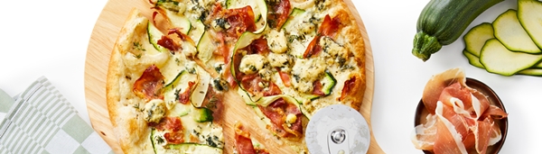 bloemkoolpizza met blauwaderkaas, rauwe ham en courgette