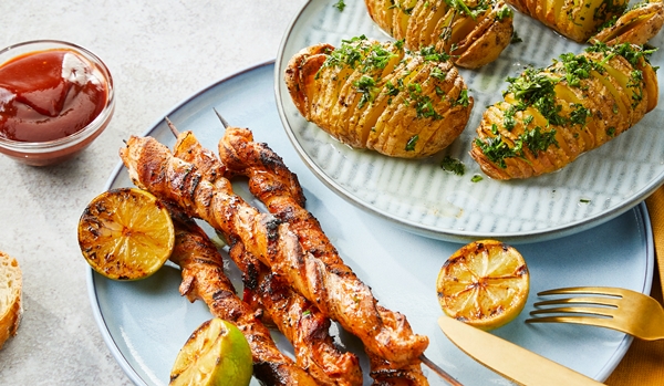 Spekfakkels met hasselback aardappel en gegrilde limoen
