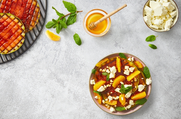 Salade van gegrilde watermeloen met fetakaas, sinaasappel en munt