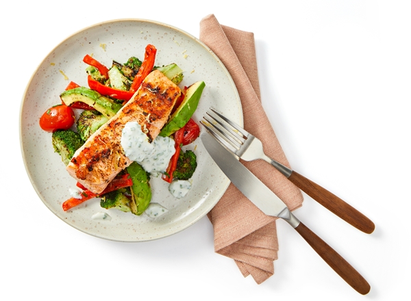 Maaltijdsalade van gegrilde groente met zalmfilet van de barbecue