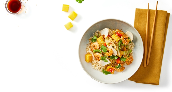 Wokschotel van gamba’s, mango en roerbakgroente