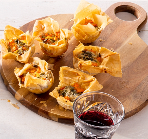Miniquiches met pompoen, blauwaderkaas en pompoenpitten
