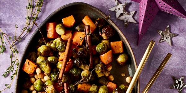 Geroosterde zoete aardappel en spruitjes met hazelnoten