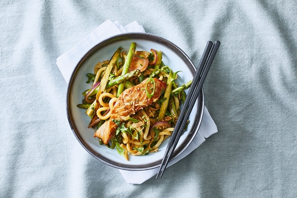 Geroerbakte groene asperges met zalmfilet, noedels en hoisinsaus
