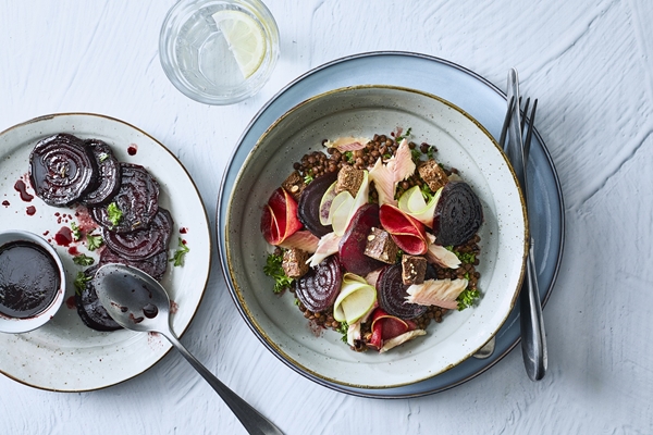 Geglaceerde rode bieten met croutons, appel en gerookte forel