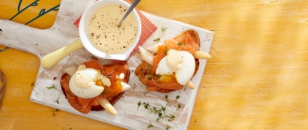 asperges op toast met zalm en ei