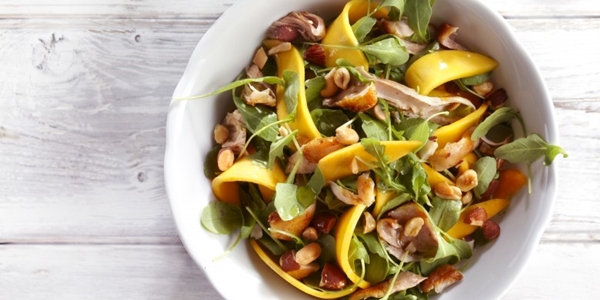 Mangosalade met noten en kip