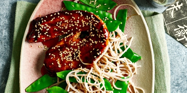 Sesamnoedels met teriyaki-speklapjes