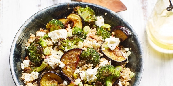 Quinoa-salade met gegrilde groenten en feta