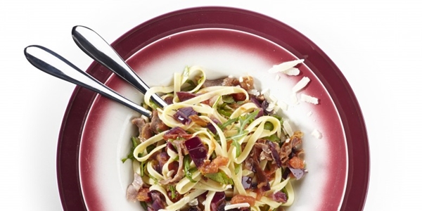 Tagliatelle met rauwe ham, rucola en rode ui