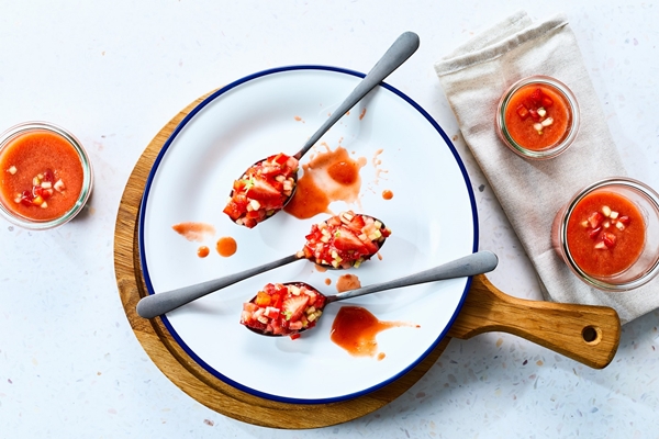 gazpacho van aardbeien met paprika en komkommer