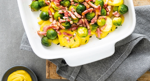 ovenschotel met spruitjes, aardappelschijfjes en spekjes