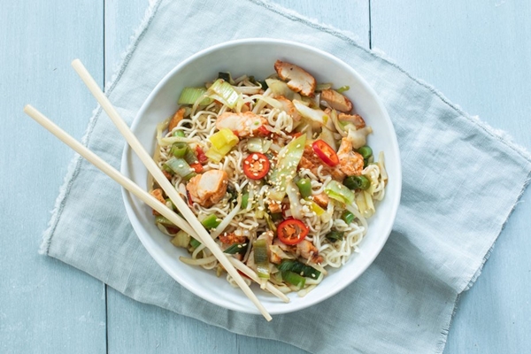 Oosterse roerbak met kip 