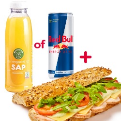 vers belegd broodje Old Amsterdam/kip pesto en Red Bull 250 ml of SPAR verse jus 500 ml