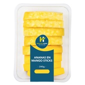 Heathy hand ananas-mango sticks