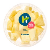 Healthy hand ananas gesneden voorkant