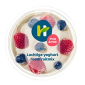 Healthy hand yoghurt rode vruchten luchtig voorkant